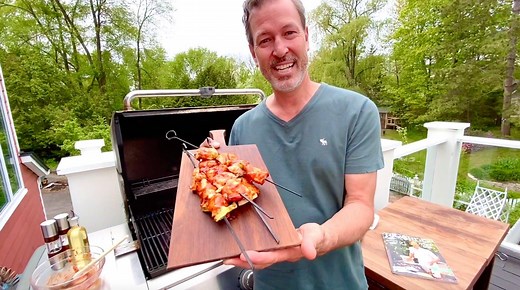 Ricardo cuisine les meilleures brochettes de poulet barbecue. On prend des notes! La recette dans notre magazine Spécial BBQ 👉 https://bit.ly/2yBmCSY Pour commander la boîte barbecue prêt-à-griller de RICARDO, c'est par là 👉 https://bit.ly/2ytJqno | Ricardo Cuisine
