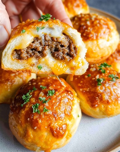 Cheesy, garlicky, and totally irresistible 🍔🧄 These Garlic Parmesan Cheeseburger Bombs are stuffed with juicy beef, melted cheese, and brushed with buttery garlic goodness! 😋 .............. Full Recipe in Coʍmеոτ 💬🍴👇 | Donerecipe by Sarah