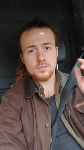 ➡️ La règle est simple : ne jamais recouvrir un mur humide ! Sinon tu bloques l’eau dans la paroi, et avec un correcteur thermique en chanvre ou en paille qui vont absorber toute l’humidité le risque de moisissure est quasiment assuré💧 Toujours régler l’humidité avant d’enduir. 👉🏻 Abonne-toi si tu veux rénover sainement & éviter les erreurs coûteuses. 🎥 Lien YouTube et ressources gratuites dans ma bio. #Rénovation #Pisé #Enduit #Humidité #HabitatSain #BâtiAncien #MaisonAncienne #SamReno #Rén