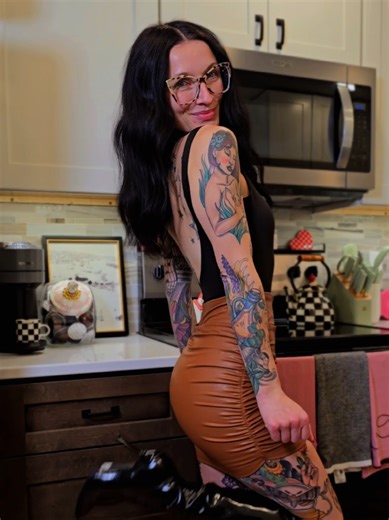 Built in shorts?! Yes please!! Absolutely love this skirt!! Wearing an xs and it literally hugs my body! Trust the process getting it on though😂😂 High waisted, tummy control goodness😍 *I am 5'2 115lbs*