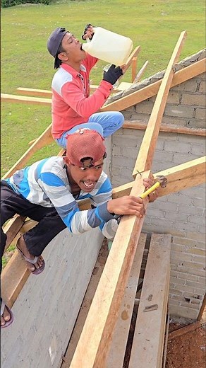 Senior craftsmen casually teach juniors..