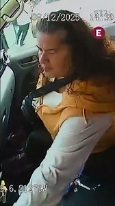 Captan el momento en que una mujer roba fajo de billetes a chofer de combi en el Estado de México