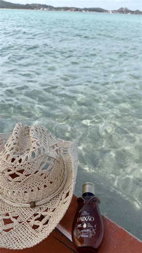 BRUNA GOIS ⚡️ on Instagram: "O Ozempic da Selva não vem em seringa. Vem na colher. 🥥🐆🏴‍☠️ Óleo de coco não te deixa refém da fome, não te dá pico, não te vicia. Ele sacia, estabiliza energia e faz o corpo lembrar como queima gordura de verdade. Enquanto uns injetam dependência, na Selva a gente usa comida de verdade. Não é milagre. É metabolismo acordado."