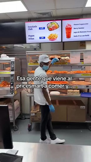 Disfrutando el Chicken Bake en Pricesmart Panamá