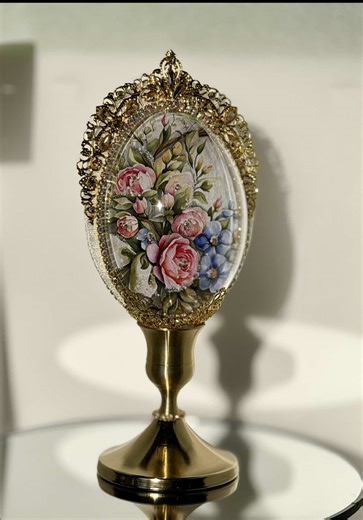 New luxury Easter egg on stand holder #diy #craft #handmade #decor #easter @Rice paper, scrapbooking, decu