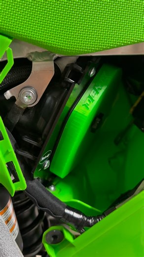 DCMX Air Box Wash Cover | 2025–2026 KX250 Twin Air Intake Compatible ✅ Upgraded your KX250 with the Twin Air Intake for more power and throttle response? We’ve got you covered—literally. 💪 The NEW DCMX Air Box Wash Cover is designed specifically for the 2025–2026 KX250 with the Twin Air intake setup. Keep your upgraded system protected from water, soap, and debris during wash time so you can ride harder, longer, and worry-free. Don’t have the Twin Air kit? No problem — we’ve got screen-less cag