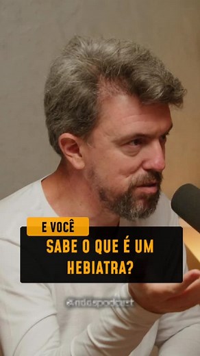 NDDS Podcast on Instagram: "✨ Você sabe o que é um Hebiatra? Muita gente nunca ouviu falar… mas trata-se do médico que cuida especificamente do adolescente. O pediatra acompanha a infância, o geriatra cuida da terceira idade… mas e o adolescente? 🤔 Muitas vezes, essa fase tão delicada parece invisível diante da sociedade. Como se pulássemos direto da infância para a juventude adulta. É justamente aí que entra a importância do Hebiatra — e é essa bandeira que o @william.borghetti levanta neste c