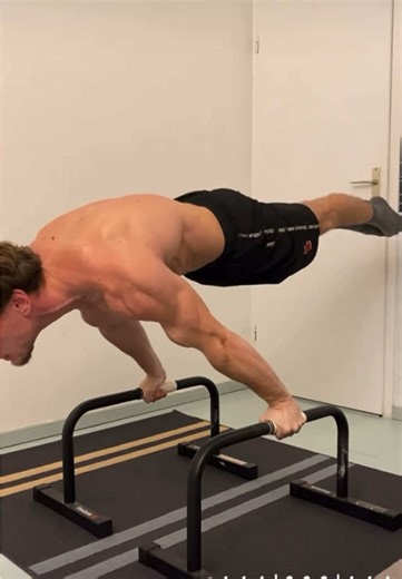 Adrien Sw: Combo planche endurance❤️‍🔥❤️‍🔥💪#training #calisthenics