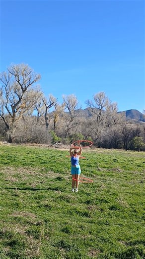 A three hoop split from the meadow #hoopsplit #hoopersofinstagram #hulahoop #multihooping #flowartist | multihoopflow