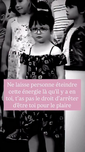 J’ai vu trop de gens magnifiques s’éteindre doucement… 🎥 @a.woman.in.flipflops Des personnes qui, à la base, illuminaient tout autour d’elles. Toujours à rire, à ambiancer, à mettre de la joie partout jusqu’à ce qu’on leur dise : “t’es trop”, “t’es gênant”, “redescends un peu”. Et à force d’entendre ça, ils ont commencé à se taire, à se contenir, à se rétrécir pour rentrer dans le moule. Comme si leur lumière dérangeait. Mais le pire ? C’est qu’après, on les traite d’aigri, alors que c’est just