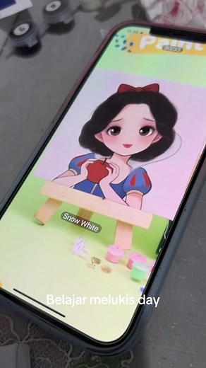 Senyum candid snow white