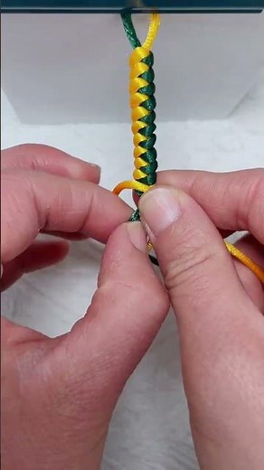 Braiding method of snake-knot hand rope