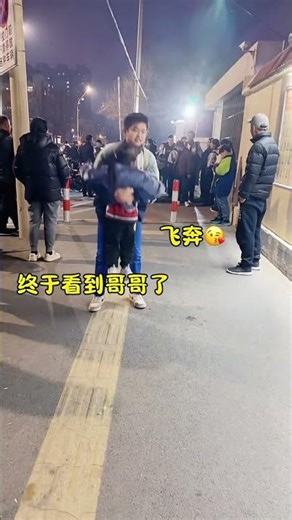 妹妹要去学校接哥哥放学，拍到暖心的一幕，虽然微不足道，但却让人感到欣慰，妹妹你有一个疼你的哥哥#兄妹 #兄妹日常 #兄妹情 #亲情#相差10岁的兄妹