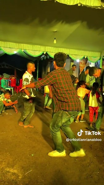 Nona Mawe Ropo Rowit: Tarian Maumere