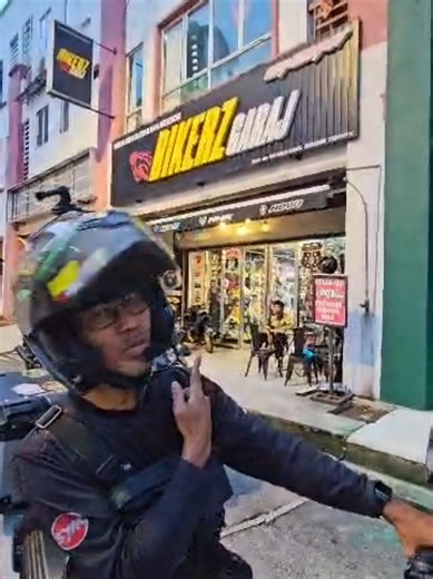 Bikerz Garaj, kedai helmet famili no1 paling luas 2,400 sq ft! paling banyak brand, model & design. 🏫Kedai helmet 2 tingkat : ➡️Ground Floor - brand GIVI, MHR, AXOR, GRACSHAW, BILMOLA, KYT, ARAI, Riding Jaket/Glove & Preloved Helmet. ⤴️Tingkat 1 - brand ARC, ACES, X-DOT, ONZA, SGV, INDEX, LTD, ZEUS, GRAYFOSH, MS88/APOLO, KEITH & helmet kanak-kanak. 📌nak bayar cara INSTALLMENT pun BOLEH: SHOPE PAYLATER✅ BOOST PAYFLEX✅ TNG CASHLOAN✅ 📥Nak lebih info, lokasi ? tekan link : wa.me/60139665699 🛒🟠 