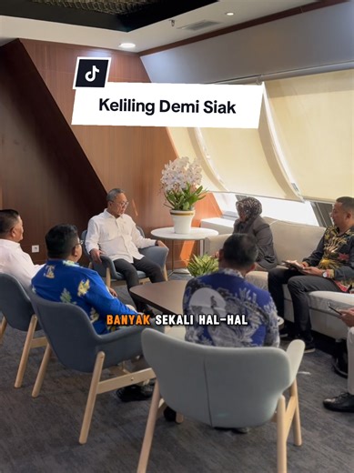 Sebenarnya ada enam agenda seharian ini. Tempatnya beda-beda di tengah kemacetan Ibukota. Namun cukuplah sebagian kecil ini aja yang dipublikasikan sebagai bentuk laporan informal pertanggungjawaban pada rakyat. Seharusnya hari ini pulang, ngantar Ibu berangkat Umroh. Namun kepentingan rakyat harus didahulukan. Tadi sudah video call dan menitip doa khusus.