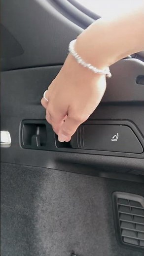 💡Trunk/boot features of the Audi Q6 e-tron, here as Audi SQ6 e-tron