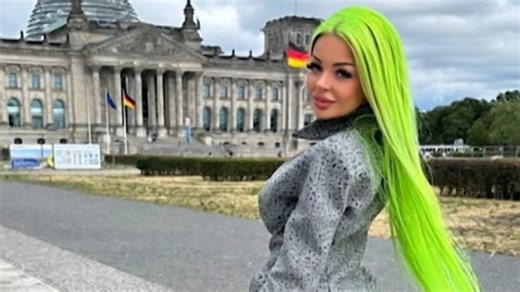 Neue Nationalhymne am Reichstag - Katja Krasavice macht als "Bundeskanzlerin" ernst