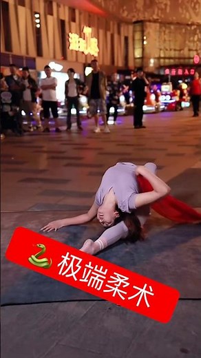 Insane flexibility on the streets of China 🔥 #contortion #streetperformance #hyperflexible #dancer