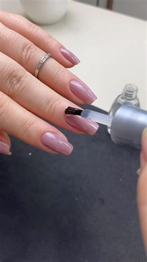 Naty Scalada on Instagram: "Já usou esse querido? Só usa!!!!!! Depois volta aqui me agradecer 😌 Cole o ID no buscador 🔍 do Mercado Livre YEWBCO-DYG2 top coat efeito gel Colorama @mercadolivremoda #MercadoLivreModa #OMelhorDaBeleza #unhas #nails"