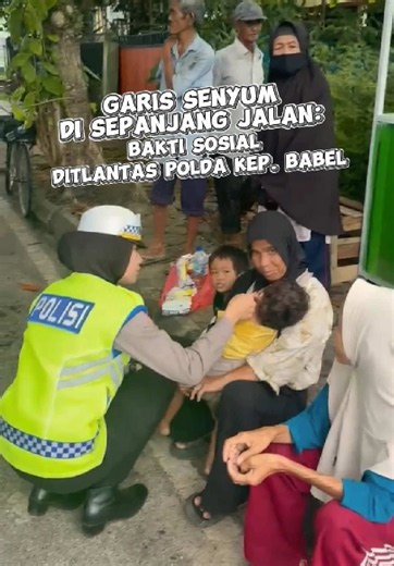 Kembali hadir di tengah masyarakat dengan penuh kepedulian, Ditlantas Polda Kep. Babel membagikan hasil program ketahanan pangan kepada warga yang membutuhkan. Bantuan berupa beras, telur, minyak goreng, dan kangkung disalurkan secara langsung sebagai bentuk perhatian dan rasa empati kepada masyarakat yang tengah menghadapi berbagai kebutuhan hidup sehari-hari. Di sela-sela kegiatan tersebut, personel Ditlantas Polda Kep. Babel juga menunjukkan aksi kemanusiaan sederhana namun penuh makna dengan
