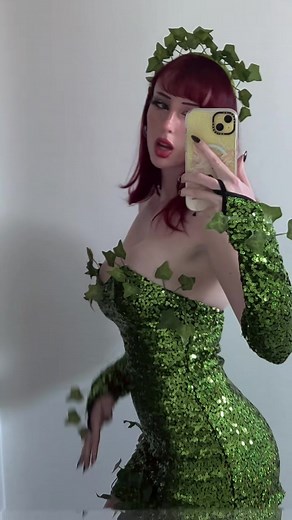 Poison Ivy Cosplay - Morgpie: Who Are You?