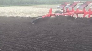 Démonstration d'une charrue semi-portée 12 corps SPSL hors raie pour une meilleure adhérence et avec rouleaux Transpak pour garder l'humidité. | Grégoire Besson