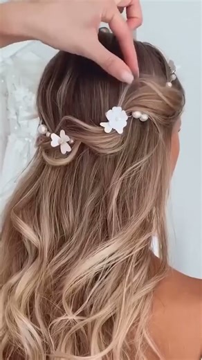 This boho hairstyle is just too beautiful!