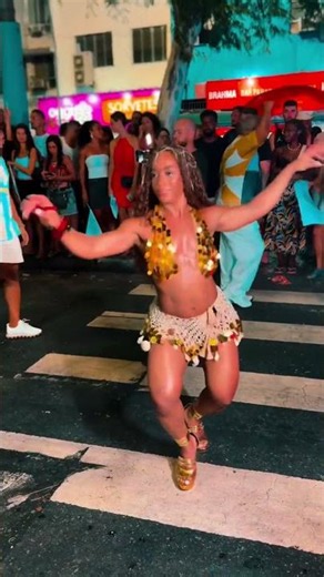 Killing it like few others 👏❤️ Yasmin Lima dancing samba in the street with Vila Isabel
