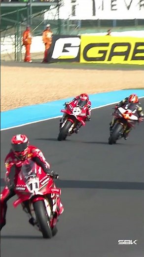 Lecuona and Sam Lowes battle for P2 💪 | 2026 #FrenchWorldSBK 🇫🇷