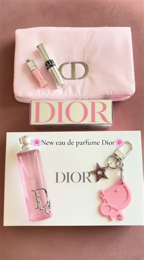 Nuovo profumo Dior Addict nella profumazione “Rosy glow” Pochette, campioncini e portachiavi sono omaggi ricevuti sul sito di Douglas. #dior #diorbeauty #dioraddict #diorrosyglow #douglas @Diorbeauty @Douglas Italia
