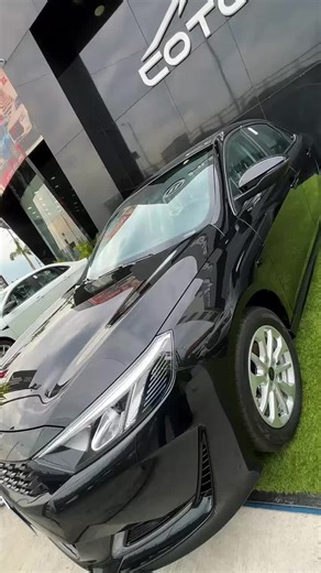 •\tMotor: 1.5 L turbo gasolina (≈ 150–156 hp) con 230 Nm de torque. \t•\tTransmisión: Automática CVT o manual (según versión). \t•\tAsientos: 5 personas. \t•\tConsumo: Aproximadamente 11–15 km/l (gasolina). 📏 Tamaño y espacio \t•\tLargo ~ 4666 mm \t•\tAncho ~ 1825 mm \t•\tAlto ~ 1483 mm \t•\tBuena capacidad de maletero (~455 L). 🛋️ Equipamiento típico \t•\tPantalla táctil con conectividad (Apple CarPlay/Android Auto). \t•\tCámara 360° y sensores, frenos ABS y múltiples airbags