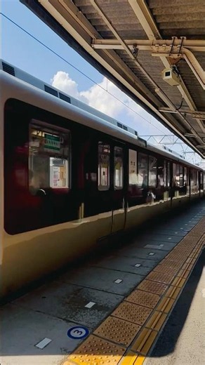 A Japanese Semi-Express train arrives smoothly at the station! 日本の準急列車が駅にスムーズに到着🇯🇵