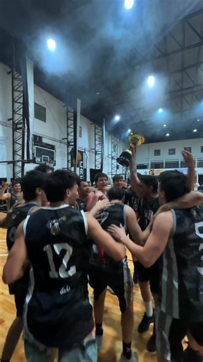 Poste Alto on Instagram: "ESTUDIANTES “B”, 𝑬𝑳 𝑵𝑼𝑬𝑽𝑶 𝑪𝑨𝑴𝑷𝑬𝑶́𝑵 🏆 Por primera vez, el segundo equipo del CAE (en 2017 fue la A) levanta el título de la Divisional “B” de la #APB. Venció 70-56 a Ciclista “B” en el tercer partido de la Final. #postealto🎙"