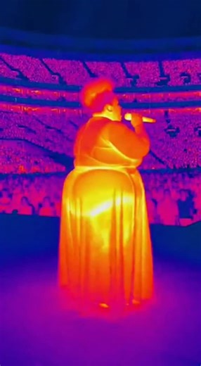The singer sang affectionately on stage, but his sphincter couldn't hold on... The thermal imaging camera captured this