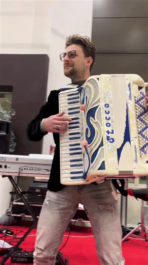 𝐋𝐚 𝐦𝐢𝐚 𝐅𝐢𝐬𝐚 𝐢𝐧 𝐯𝐞𝐫𝐬𝐢𝐨𝐧𝐞 𝐜𝐚𝐫𝐚𝐢𝐛𝐢𝐜𝐚 𝐢𝐧 𝐮𝐧𝐚 𝐛𝐚𝐜𝐡𝐚𝐭𝐚 𝐝𝐨𝐥𝐜𝐢𝐬𝐬𝐢𝐦𝐚…💃 🎹 Sulle note di questo brano, non è un genere da fisarmonica, ma credo ci si adatti molto bene! 🪗 🇳🇱 𝑽𝒐𝒊 𝒄𝒐𝒔𝒂 𝒏𝒆 𝒑𝒆𝒏𝒔𝒂𝒕𝒆? #live #bachata #accordion #musician #music