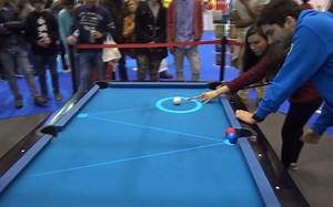 大学生发明能显示击球路线的台球桌，让你瞬间从菜鸟变台球高手