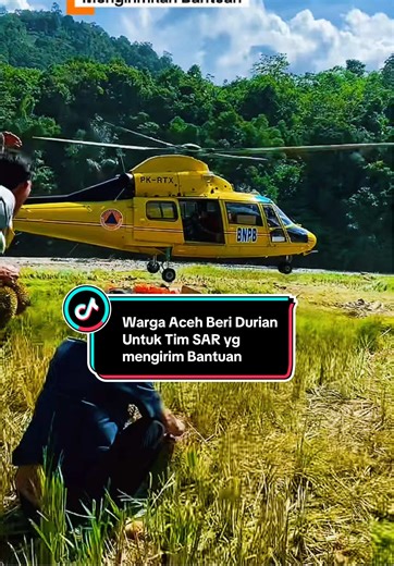 Warga Aceh Beri Durian untuk Tim SAR yang Membantu