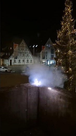 Funke Silber Heuler knister nächste Location F1 Feuerwerk 🔥 Fliegt in den Tannenbaum #viral
