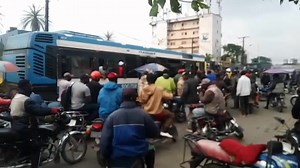 Commercial motorcycle riders in Douala have gathered in their numbers Thursday morning at École Publique de Deido to protest the k"lling of their colleague by a police officer. A police officer shot their colleague at close range Wednesday night in the course of a control. The bike rider sustained severe injury and succumbed to death while being rushed to the Laquintini hospital. Circulation remains paralysed along the Ecole Publique Deido-Ange Raphael road stretch as the situation remains tense