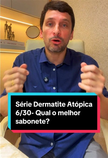 📅 Dia 6/30 | Banho certo para dermatite atópica: o que muda tudo Parece simples, mas o banho errado pode piorar muito a dermatite. 🚿 Veja o que precisa mudar: 🌡️ Temperatura: água morna, em torno de 35 a 37 graus. Nunca quente. Água quente retira os óleos naturais da pele, resseca e aumenta a coceira. ⏱️ Tempo: máximo de 5 a 10 minutos. Banho demorado remove a proteção natural da pele. 🧼 Sabonete syndet: os sabonetes comuns têm pH alcalino (em torno de 10), enquanto a nossa pele tem pH ácido