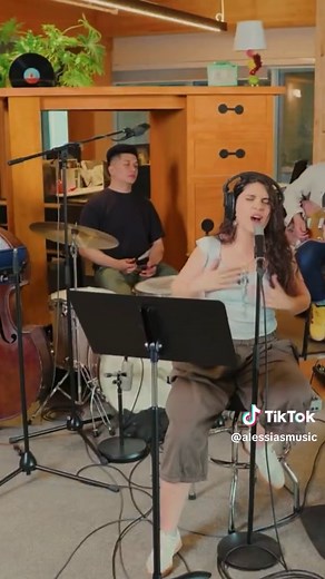 Alessia Cara Giant Desk performance — why she made the Giant Desk