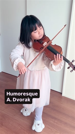 Ria🎻8 years old violinist on Instagram: "Winter holiday is over… Ria had a wonderful time with her family ❤️ She ate, laughed and learned a lot😆 Humoresque A. Dvorak From Suzuki method book 3 冬休みも今日でおしまい☺️ たくさん食べて笑って学び、健やかに過ごせました❤️ 3月に開催されるグランドコンサートに参加予定です🎵 ぼちぼち、コンサートの曲も練習していきます🥰 今日は大好きな(得意な？)曲、ユーモレスクを練習しました☺️ #8歳8ヶ月 #バイオリンキッズ #ユーモレスク"