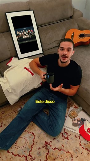 Indie Español Actualizado on Instagram: "Hay discos que llegan. Y otros que acompañan. 🖤 @lamaravillosaorquesta vuelve con “San felices”, un disco que no busca ser tendencia, sino ser refugio. Canciones que hablan de seguir, de aguantar, de celebrar lo pequeño cuando todo pesa un poco más. Porque La M.O.D.A. nunca ha ido de modas. Ha ido de personas. ¿Ya lo has escuchado? ¿Cuál te ha tocado más? 👇 #LaMODA #SanFelices #IndieEspañol #MúsicaQueImporta #EscenaIndie #IndieSoul"