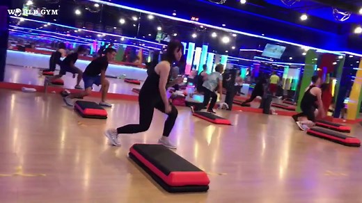 團體有氧課程介紹 | MOSSA GROUP BLAST GROUP BLAST是一項60分鐘的心肺有氧訓練，課程以高效能，體能運動的方式運用STEP，透過激勵人心的音樂和團課能量來讓您心跳加速，汗水淋漓中來提升健康、敏捷、協調和力量，Have a Blast！ #MOSSA #階梯有氧 #階梯踏板 #有氧踏板 #有氧課程 #有氧運動 #worldgymtaiwan | World Gym健身俱樂部 Taiwan