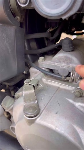 Learn how to save your clutch with a spring A simple trick that can help extend the life of your clutch and prevent problems. #fyp #viral #tip #mechanic #motorcycle