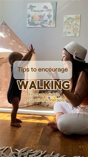 Here’s how to encourage walking 👣 👋🏻 I am a pediatric occupational therapist and a mom who is passionate about early childhood. Sharing with you the building blocks to a thriving development. ✨ Hold hands at or below shoulder height: This helps maintain balance and stability while allowing the child to feel supported. ✨ Advance to holding one hand: Gradually transition from holding both hands to just one hand to promote independence and confidence. ✨ Stand between two supporting areas: Encour
