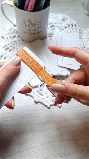 Papel na Nuvem | Bujo & Journaling on Instagram: "Minhas washitapes estavam ocupando muito espaço nas gavetinhas, então resolvi testar outra forma de organizar 🌿 Criei esse grid, imprimi, plastifiquei e enrolei as washis nas plaquinhas. Ficou mais compacto, visual e fácil de usar no dia a dia. 📎 Deixei o PDF disponível no link do perfil pra quem quiser fazer também. #washitape #organizacaodepapelaria #papelaria #journalingbr #bujobr #bulletjournalbr #organizacao #rotinacriativa #papelariaafeti