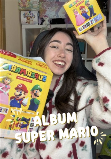 *Publii(Comprado por mí) ¡Un día más creando necesidades! 😍 Otro flechazo a primera vista… el álbum de pegatinas de Super Mario. 🥰 Yo es que cada vez que pido el quiosco me enamoro de algo nuevo que han traído… y al igual que el álbum de cromos de hello kitty sé que este de Mario me va a ENCANTAR. 💗 ¿Qué os parecen las primeras pegatinas? ¿Lo completamos? 🤭🌷