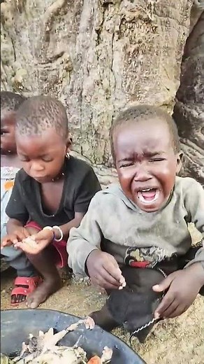 A Beautiful Moment of Childhood Sharing ❤️#AfricanChildren #CuteKids #ChildhoodMoments #KidsFriendsh